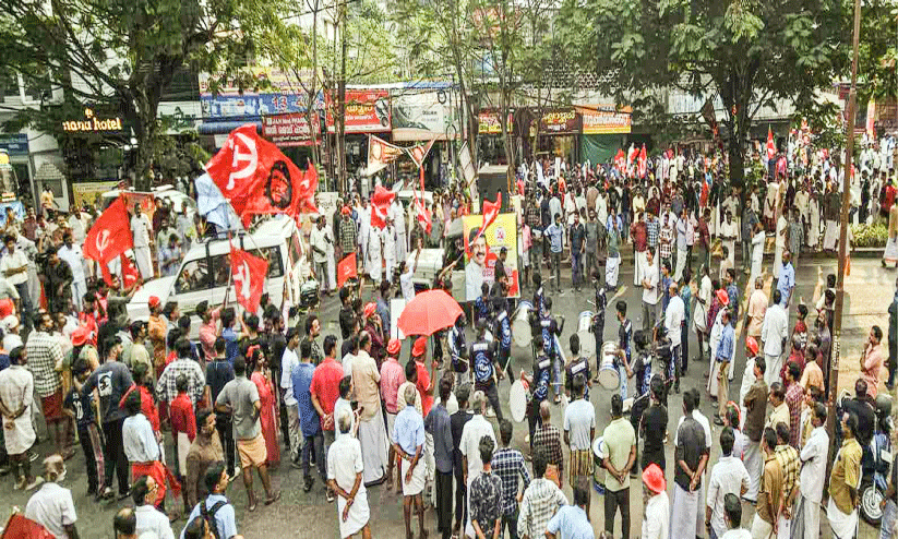 പ്രചാരണം കൊട്ടിയിറക്കി മുന്നണികൾ