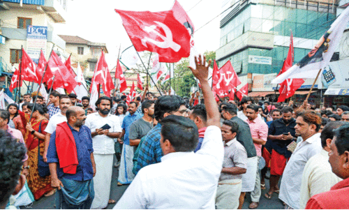 കൊ​ട്ടി​ക്ക​യ​റി ആ​വേ​ശം