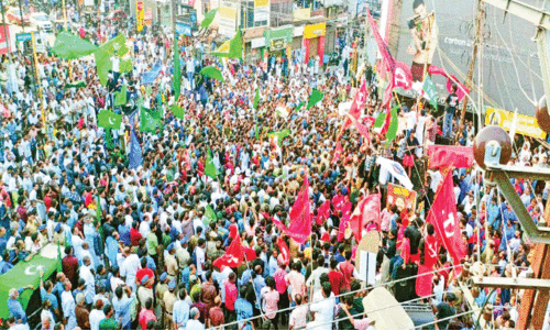 ആ​വേ​ശം ആ​കാ​ശ​ത്തോ​ളം