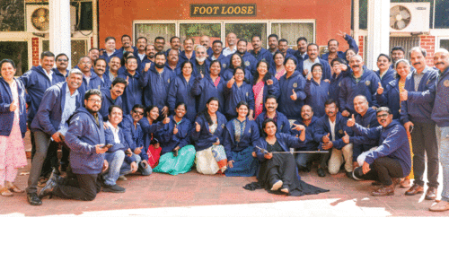 1993ലെ റിപ്പബ്ലിക്ദിന പരേഡിൽ പങ്കെടുത്ത സുഹൃത്തുക്കളെ തേടി കണ്ടെത്തിയ ഒരു അധ‍്യാപകൻ ഇവിടെയുണ്ട്