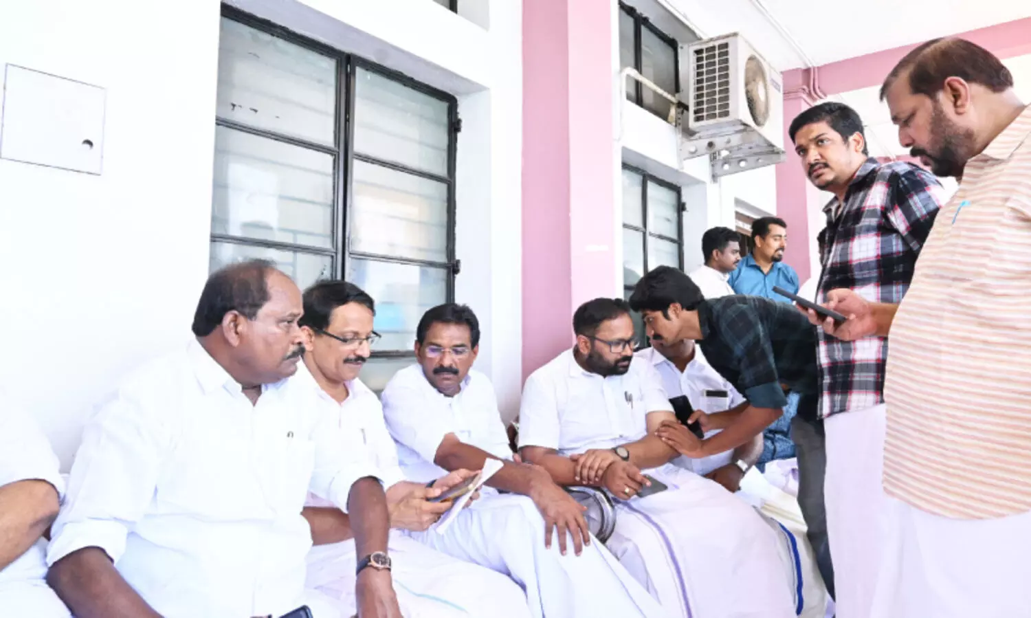 ക​ല​ക്​​ട​റേ​റ്റി​ൽ യു.​ഡി.​എ​ഫ്, എ​ൽ.​ഡി.​എ​ഫ്​ പ്ര​തി​ഷേ​ധം; അവസാന നിമിഷം വരണാധികാരിക്ക്​ മുന്നിൽ ‘ഏറ്റുമുട്ടി’ മുന്നണികൾ