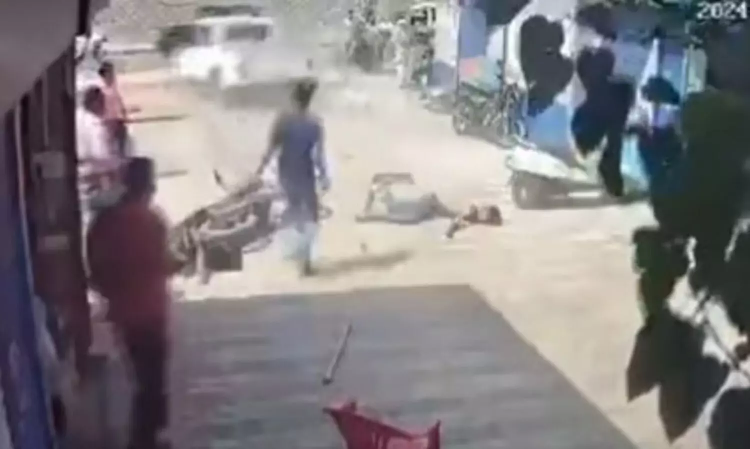 ആൾക്കൂട്ട ആക്രമണത്തിന് ഇരയായതിന് പിന്നാലെ 19കാരന് കാറിടിച്ച് ​ഗുരുതര പരിക്ക്