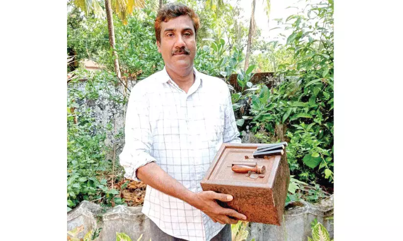 ഇതാ കൂട്ടരേ പഴയ ഓട്ടും പെട്ടി...ബാലറ്റ് പെട്ടിയുമായി യൂനുസ് ഇതാ കൂട്ടരേ പഴയ ഓട്ടും പെട്ടി...ബാലറ്റ് പെട്ടിയുമായി യൂനുസ്