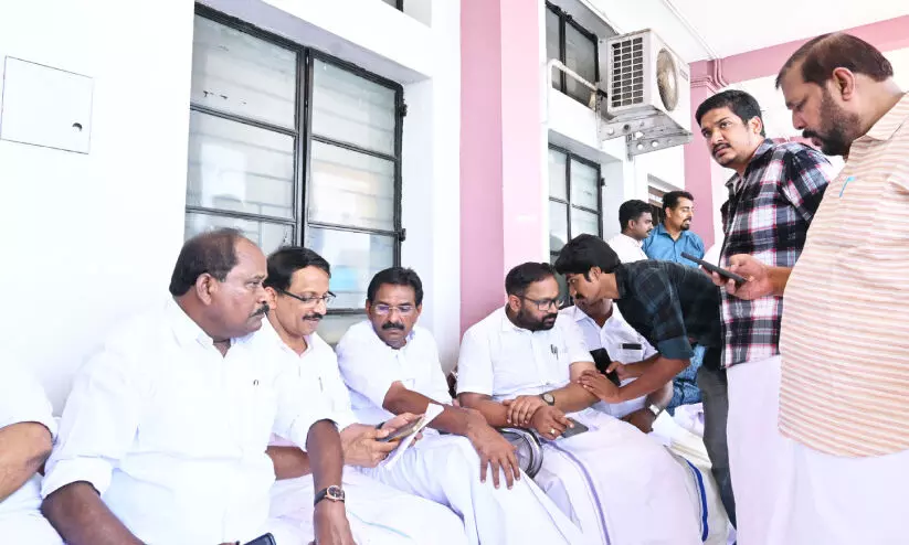 ക​ല​ക്​​ട​റേ​റ്റി​ൽ യു.​ഡി.​എ​ഫ്, എ​ൽ.​ഡി.​എ​ഫ്​ പ്ര​തി​ഷേ​ധം; അവസാന നിമിഷം വരണാധികാരിക്ക്​ മുന്നിൽ ‘ഏറ്റുമുട്ടി’ മുന്നണികൾ