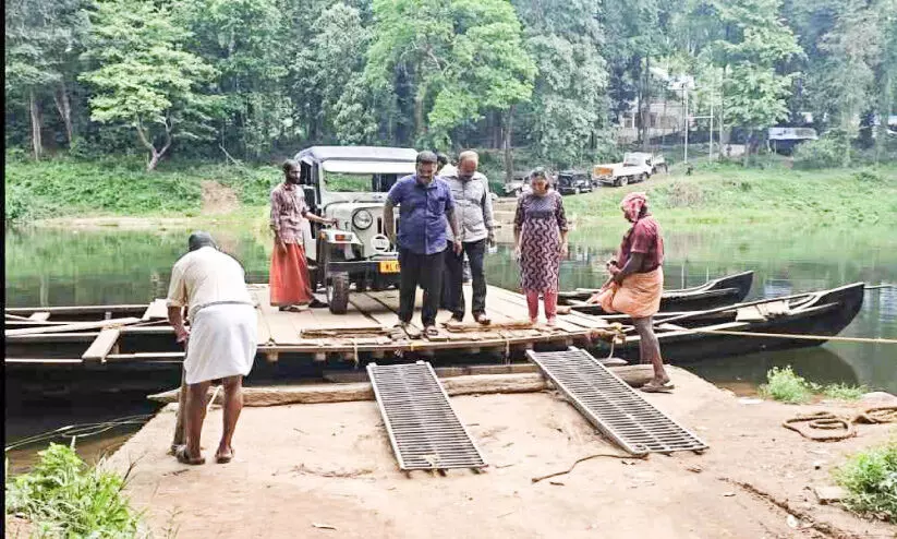 കാട്​ കടന്ന്​, ബൂത്തിലേക്ക്​...; വിദൂര, വനമേഖലകളിലേക്കുള്ള പോളിങ്​ സാമഗ്രികൾ എത്തിച്ചു