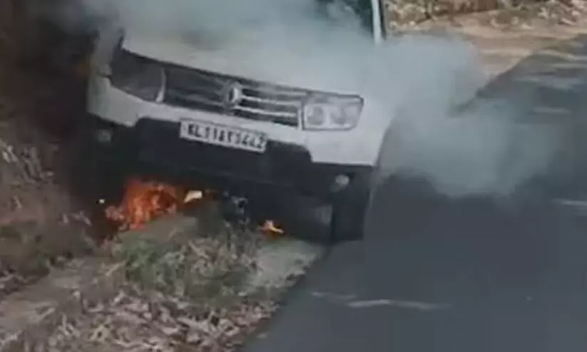 കോഴിക്കോട്ട് കക്കാടംപൊയിലിൽ വോട്ടു ചെയ്യാൻ പോയ കുടുംബം സഞ്ചരിച്ച കാർ കത്തിനശിച്ചു കോഴിക്കോട്ട് കക്കാടംപൊയിലിൽ വോട്ടു ചെയ്യാൻ പോയ കുടുംബം സഞ്ചരിച്ച കാർ കത്തിനശിച്ചു