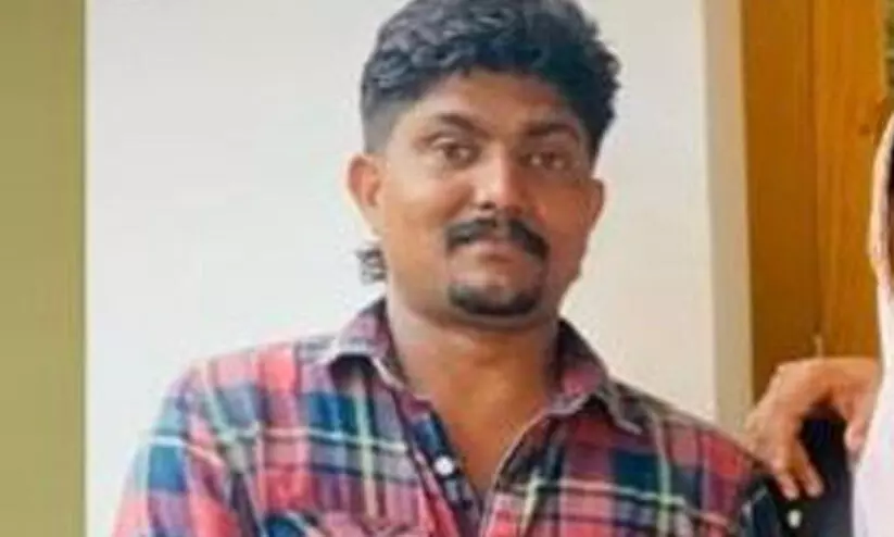 കൽപറ്റയിൽ പിക്കപ്പിലേക്ക് ലോറി ഇടിച്ചുകയറി യുവാവ് മരിച്ചു കൽപറ്റയിൽ പിക്കപ്പിലേക്ക് ലോറി ഇടിച്ചുകയറി യുവാവ് മരിച്ചു