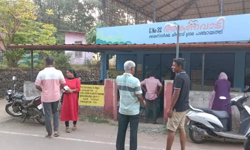 വോട്ടിങ് യന്ത്രം പണി മുടക്കി ; പോളിങ് തടസപ്പെട്ടു