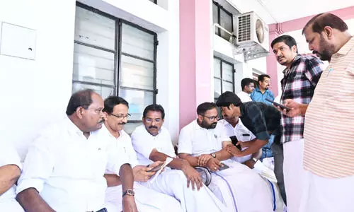 ക​ല​ക്​​ട​റേ​റ്റി​ൽ യു.​ഡി.​എ​ഫ്, എ​ൽ.​ഡി.​എ​ഫ്​ പ്ര​തി​ഷേ​ധം; അവസാന നിമിഷം വരണാധികാരിക്ക്​ മുന്നിൽ ‘ഏറ്റുമുട്ടി’ മുന്നണികൾ