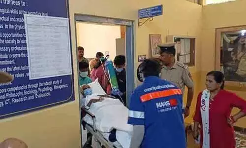 രോഗക്കിടക്കയിലും വോട്ട് ചെയ്യണമെന്ന് 78കാരി; സ്ട്രച്ചറിൽ സൗകര്യമൊരുക്കി ആശുപത്രി അധികൃതർ