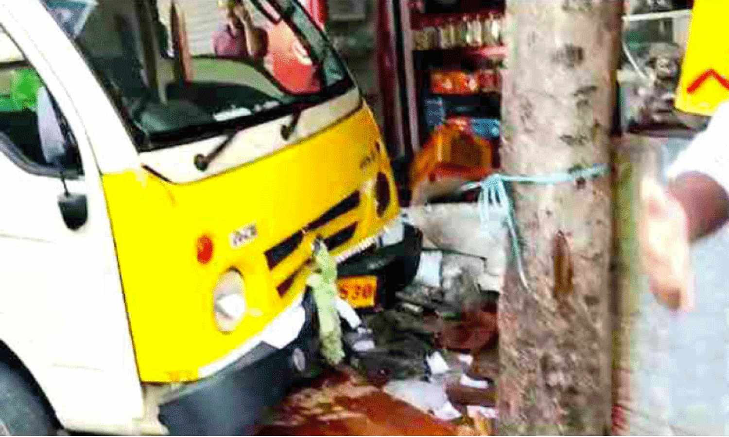 ബൂത്തിലേക്ക്​ വാഹനം ഇടിച്ചുകയറി; ആറുപേർക്ക് പരിക്ക്