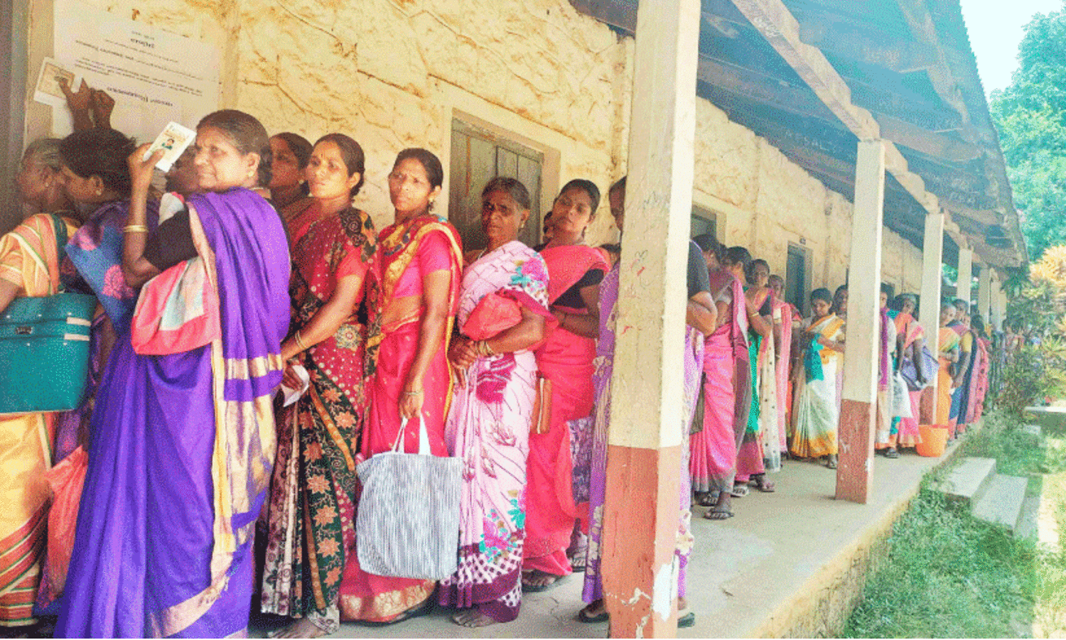 കിലോമീറ്ററ​ുകൾ താണ്ടി അവർ എത്തി; ആദിവാസികൾ വോട്ട് ചെയ്യാനെത്തിയത് കുടുംബസമേതം