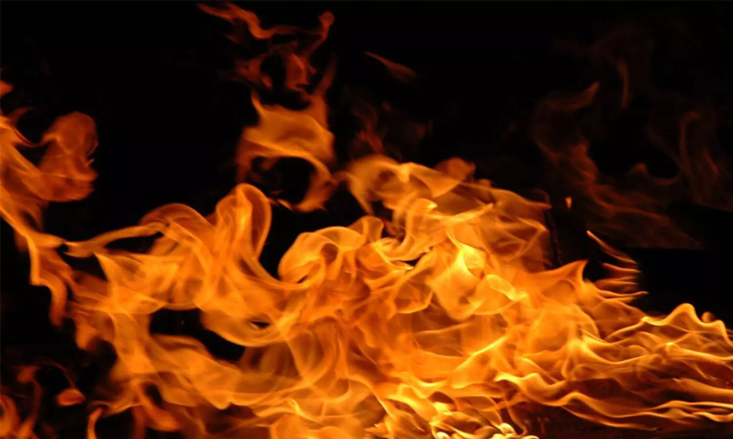 വിവാഹാഘോഷത്തിനിടെ പടക്കം പൊട്ടിച്ചു; തീ പടർന്ന് കുട്ടികളടക്കം ആറുപേർ വെന്തു മരിച്ചു