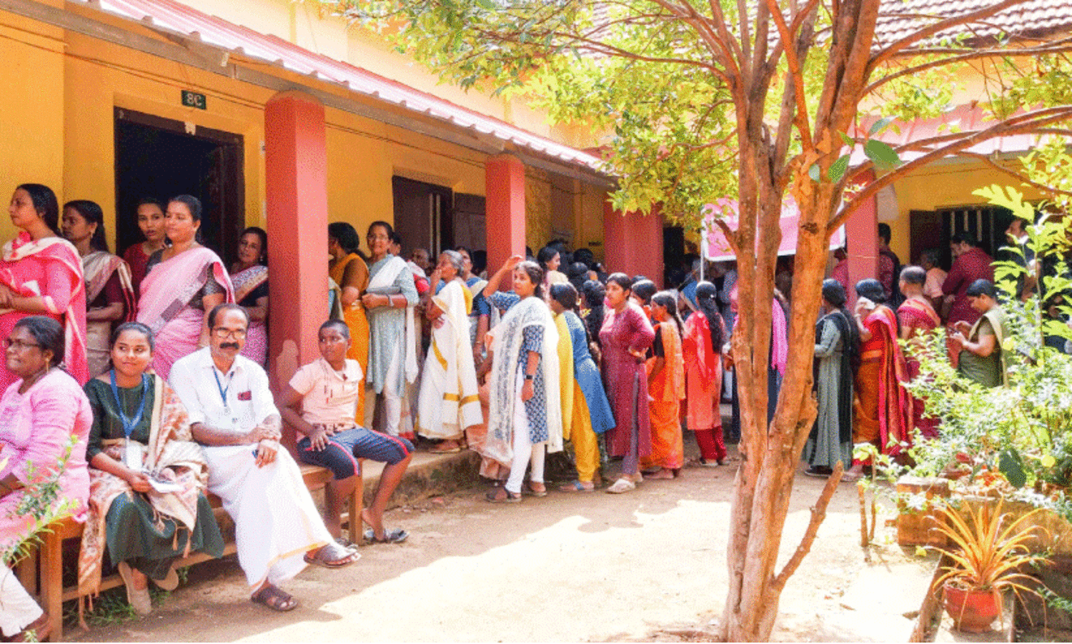 ​​േവാട്ടെടുപ്പ്​ സമാധാനപരം;  വ്യാപകമായി പണിമുടക്കി വോട്ടുയന്ത്രങ്ങൾ