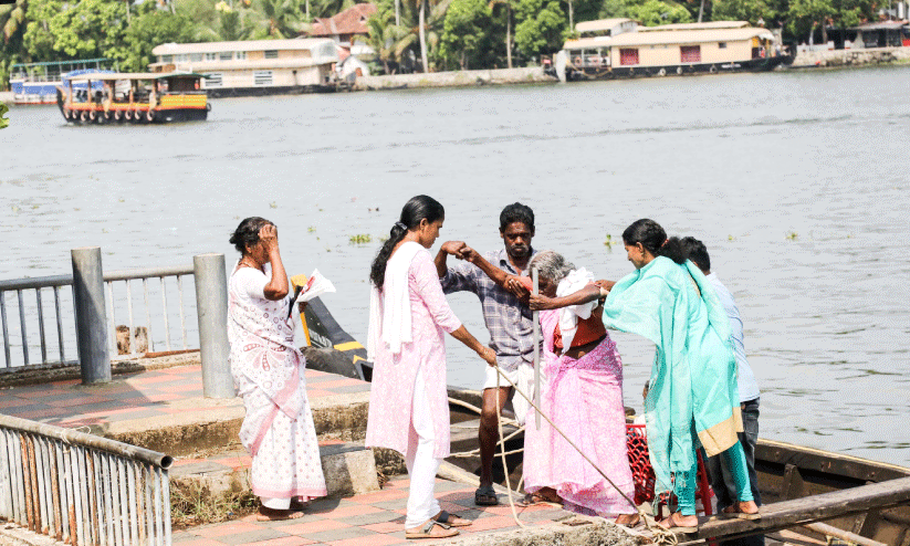 മാവേലിക്കരയിൽ ആവേശത്തിന്റെ നീണ്ടനിര മാവേലിക്കരയിൽ ആവേശത്തിന്റെ നീണ്ടനിര