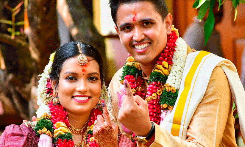 മംഗല്യ സ്​പെഷൽ വോട്ട്​; വിവാഹവേഷത്തിൽ ബൂത്തിലെത്തി നവദമ്പതികൾ