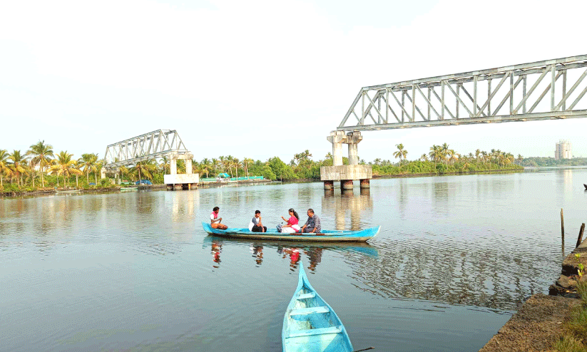 വോട്ട് ചെയ്യാൻ വളന്തക്കാട് നിവാസികൾ എത്തിയത് വള്ളത്തിൽതന്നെ