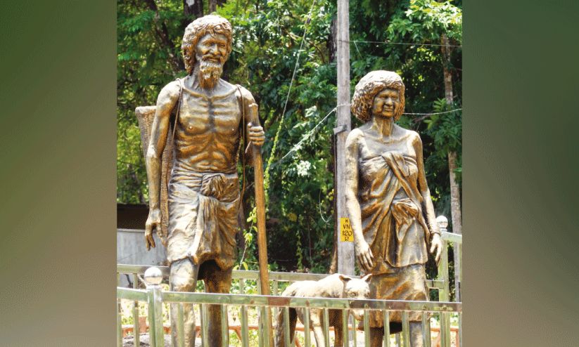 വോ​ട്ടോ​ർ​മ​ക​ളു​ടെ നി​റ​വി​ൽ ബൂ​ത്തി​ന​രി​കെ മാ​ത​ന്റെ ശി​ൽ​പം