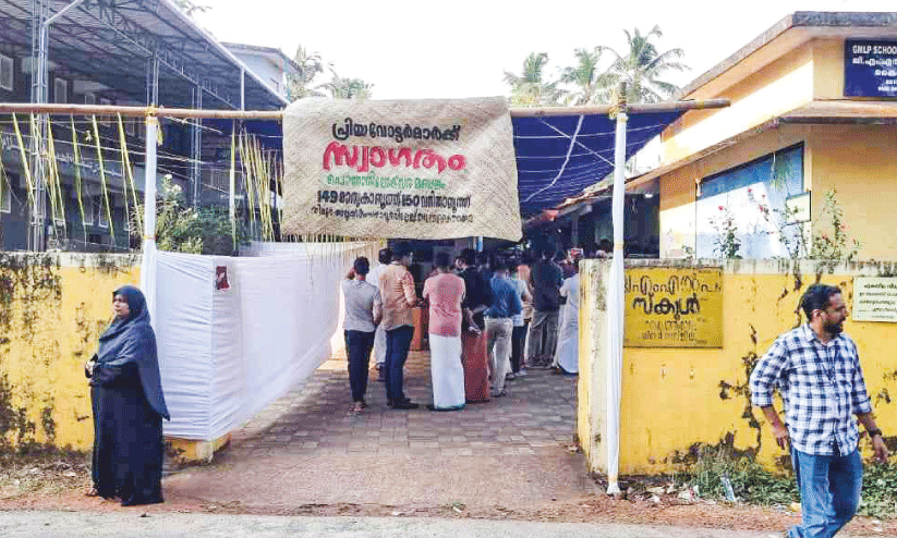 കൈത്തക്കരയിൽ നാട്ടുകൂട്ടം ഒരുക്കിയ മാതൃക ബൂത്തുകൾ വിസ്മയമായി