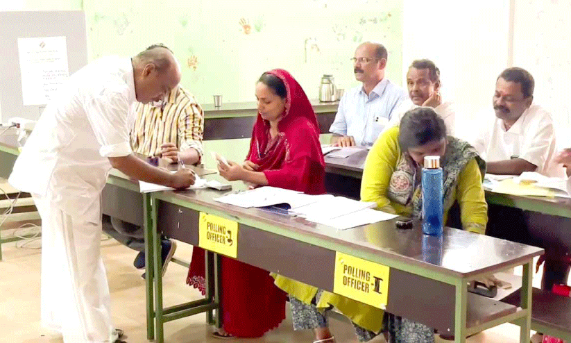 വെയിൽച്ചൂടിൽ തണുത്ത് വോട്ടാവേശം വെയിൽച്ചൂടിൽ തണുത്ത് വോട്ടാവേശം