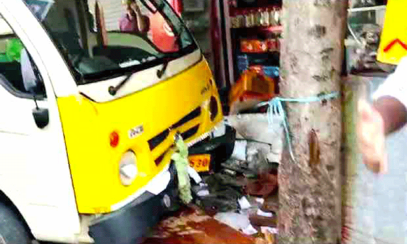 ബൂത്തിലേക്ക് വാഹനം ഇടിച്ചുകയറി; ആറുപേർക്ക് പരിക്ക് ബൂത്തിലേക്ക് വാഹനം ഇടിച്ചുകയറി; ആറുപേർക്ക് പരിക്ക്