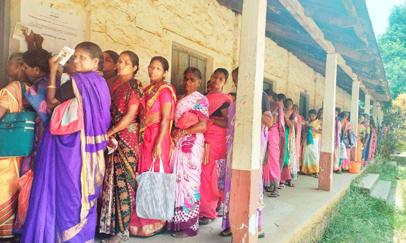 കിലോമീറ്ററ​ുകൾ താണ്ടി അവർ എത്തി; ആദിവാസികൾ വോട്ട് ചെയ്യാനെത്തിയത് കുടുംബസമേതം