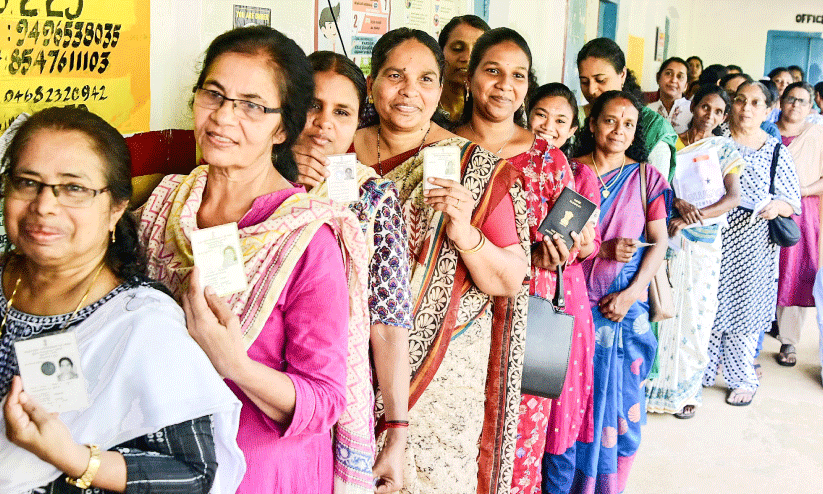 വോട്ടിങ്ങിന് മന്ദഗതി; എരിവെയിലിൽ പൊരിഞ്ഞ് ജനം വോട്ടിങ്ങിന് മന്ദഗതി; എരിവെയിലിൽ പൊരിഞ്ഞ് ജനം