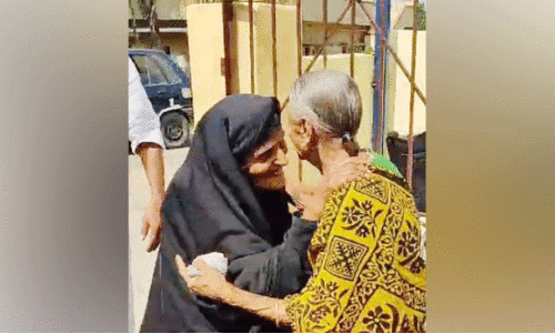 വ​ർ​ഷ​ങ്ങ​ൾ​ക്കു ശേ​ഷം ജാ​ന​മ്മ​യും ഫാ​ത്തി​മ​യും...