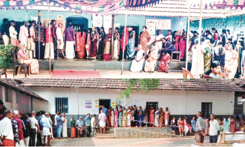 ഇനി കാത്തിരിപ്പ്;  അവകാശം വിനിയോഗിക്കാൻ ആവേശത്തോടെ  ബൂത്തിലെത്തി ജനം