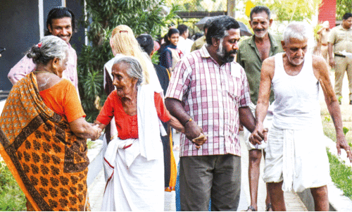 കൊ​ടും ചൂ​ടി​ലും ത​ള​രാ​ത്ത ആ​വേ​ശം  പാലക്കാട് ജി​ല്ല​യി​ൽ പോ​ളി​ങ് 73.28