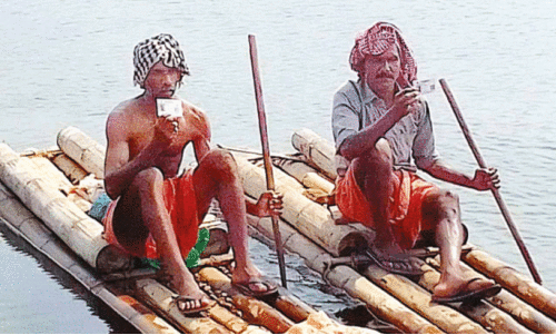 പൂ​പ്പാ​റ​യി​ൽ​നി​ന്ന് അ​വ​രെ​ത്തി; പോ​ണ്ടി തു​ഴ​ഞ്ഞ്