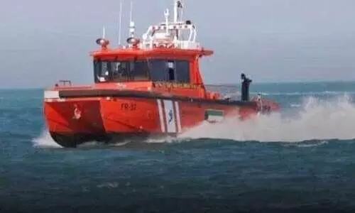 ക​ട​ലി​ൽ വീ​ണ​യാ​ളെ ര​ക്ഷ​പ്പെ​ടു​ത്തി