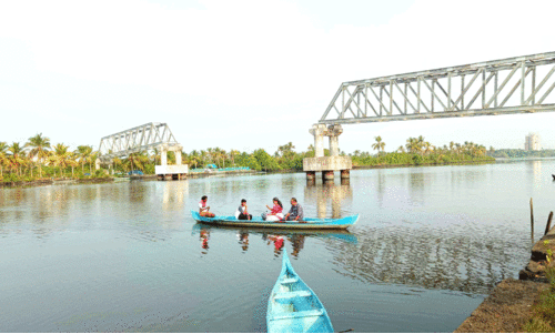 വോട്ട് ചെയ്യാൻ വളന്തക്കാട് നിവാസികൾ എത്തിയത് വള്ളത്തിൽതന്നെ