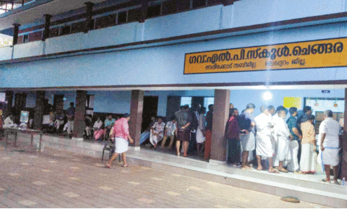 ഏറനാട്ടിൽ വോട്ടെടുപ്പ് പൂർത്തിയായത് രാത്രിയിൽ