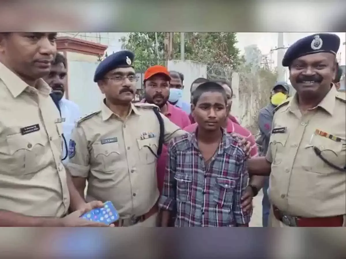 തീപിടിച്ച കെട്ടിടത്തിൽ നിന്ന് സ്വന്തം ജീവൻ പണയംവെച്ച് 50 പേരെ രക്ഷിച്ച് കൗമാരക്കാരൻ