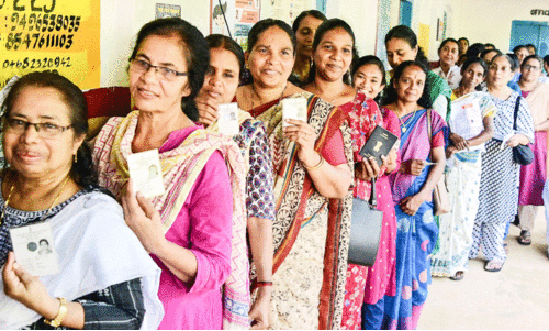 വോട്ടിങ്ങിന്​ മന്ദഗതി;  എരിവെയിലിൽ പൊരിഞ്ഞ് ജനം