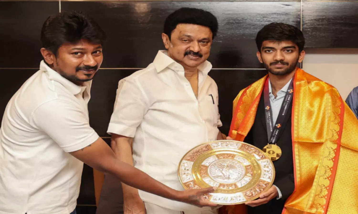 ഗുകേഷിന് തമിഴ്നാട് സർക്കാറിന്റെ ആദരം; 75 ലക്ഷം രൂപ സമ്മാനിച്ചു