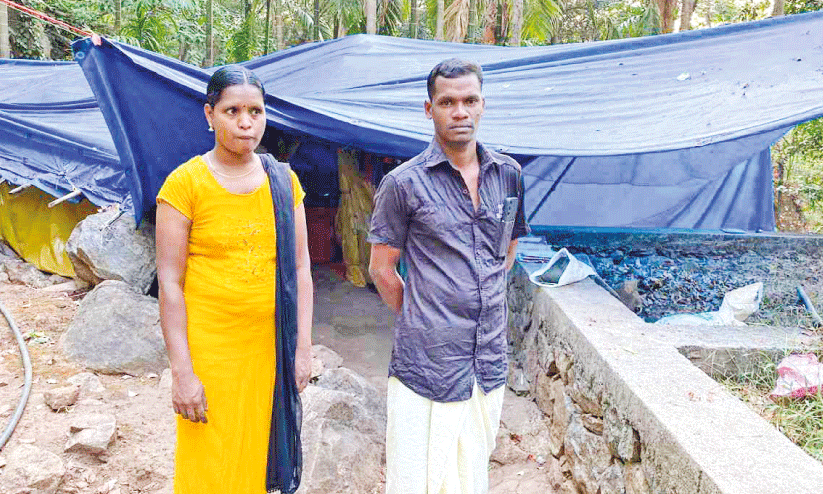 വീടിനുള്ള കാത്തിരിപ്പിന് 10 വർഷം; പ്രതിഷേധമായി ഗീതയും വിനോദും വോട്ട് ചെയ്തില്ല വീടിനുള്ള കാത്തിരിപ്പിന് 10 വർഷം; പ്രതിഷേധമായി ഗീതയും വിനോദും വോട്ട് ചെയ്തില്ല