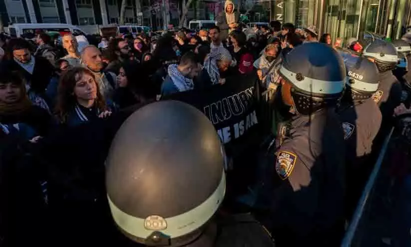 അമേരിക്കയെ വിറപ്പിച്ച് സർവകലാശാലകളിൽ ഇസ്രായേൽ വിരുദ്ധ സമരം; അടിച്ചമർത്താൻ നൂറുകണക്കിന് വിദ്യാർഥികളെ അറസ്റ്റ് ചെയ്തു അമേരിക്കയെ വിറപ്പിച്ച് സർവകലാശാലകളിൽ ഇസ്രായേൽ വിരുദ്ധ സമരം; അടിച്ചമർത്താൻ നൂറുകണക്കിന് വിദ്യാർഥികളെ അറസ്റ്റ് ചെയ്തു