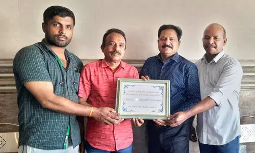 പ്രകാശൻ തണ്ണീർമുക്കത്തിന്​ ഉപഹാരം നൽകി