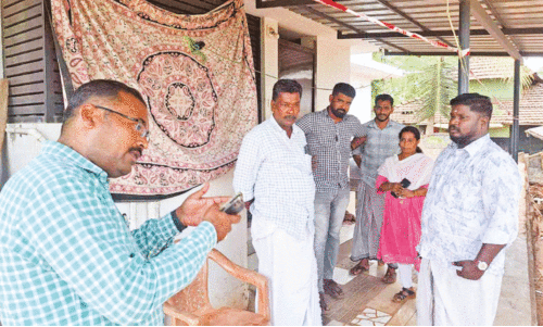 ദേ​ശീ​യ​പാ​ത പ്ര​വൃ​ത്തിക്കിടെ വീടുകൾക്ക് കേടുപാട്; സി​മ​ന്റ് ഉ​പ​യോ​ഗി​ച്ച് വി​ള്ള​ൽ അ​ട​ക്കാ​നു​ള്ള ശ്ര​മം വീ​ട്ടു​ട​മ​ക​ൾ ത​ട​ഞ്ഞു