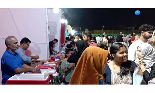 പെ​ട്ടി അ​പ്പം മു​ത​ൽ മു​ട്ട​മാ​ല വരെ കാ​ർ​ണി​വ​ൽ ന​ഗ​രി കീ​ഴ​ട​ക്കി കൊ​തി​യൂ​റും വി​ഭ​വ​ങ്ങ​ൾ