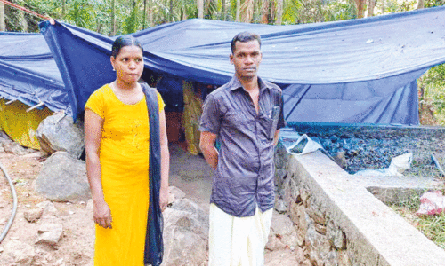 വീടിനുള്ള കാത്തിരിപ്പിന് 10 വർഷം; പ്രതിഷേധമായി ഗീതയും വിനോദും വോട്ട് ചെയ്തില്ല വീടിനുള്ള കാത്തിരിപ്പിന് 10 വർഷം; പ്രതിഷേധമായി ഗീതയും വിനോദും വോട്ട് ചെയ്തില്ല