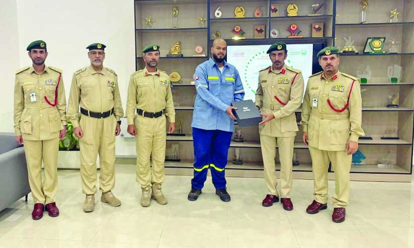 കളഞ്ഞുകിട്ടിയ പണം പൊലീസിലേൽപിച്ചയാൾക്ക് ആദരം കളഞ്ഞുകിട്ടിയ പണം പൊലീസിലേൽപിച്ചയാൾക്ക് ആദരം