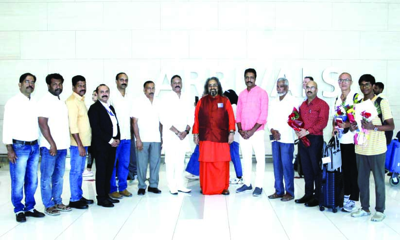 സ്വാ​മി അ​മൃ​ത​സ്വ​രൂ​പാ​ന​ന്ദ പു​രി​യെ വി​മാ​ന​ത്താ​വ​ള​ത്തി​ൽ സ്വീ​ക​രി​ച്ചു