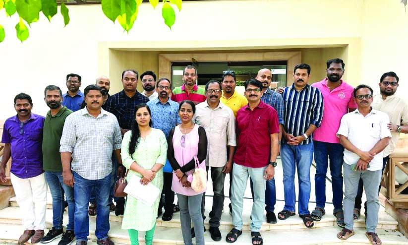 ഇ​ന്ത്യ​ൻ സ്കൂ​ളു​ക​ളി​ലെ പാ​ഠ​പു​സ്ത​ക ക്ഷാ​മം​: അം​ബാ​സ​ഡ​റു​മാ​യി ര​ക്ഷി​താ​ക്ക​ൾ ച​ർ​ച്ച ന​ട​ത്തി