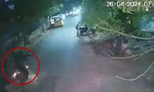 mother and daughter injured as Scooter Topples After Hitting Damaged Manhole Lid In Tamil Nadu