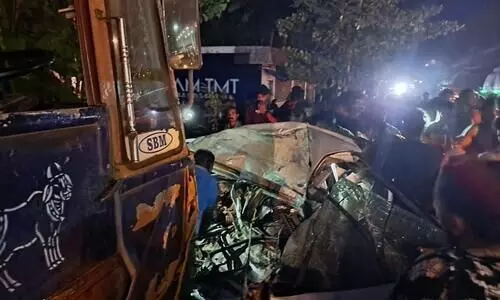 കണ്ണൂരിൽ കാറും ലോറിയും കൂട്ടിയിടിച്ച് അഞ്ചു പേർ മരിച്ചു