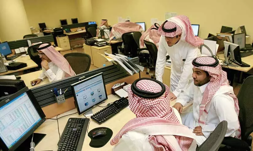 സൗദിയിൽ സർക്കാർ ജീവനക്കാർ ദേശീയ വസ്ത്രം ധരിക്കണമെന്ന് നിർബന്ധമാക്കി സൗദിയിൽ സർക്കാർ ജീവനക്കാർ ദേശീയ വസ്ത്രം ധരിക്കണമെന്ന് നിർബന്ധമാക്കി