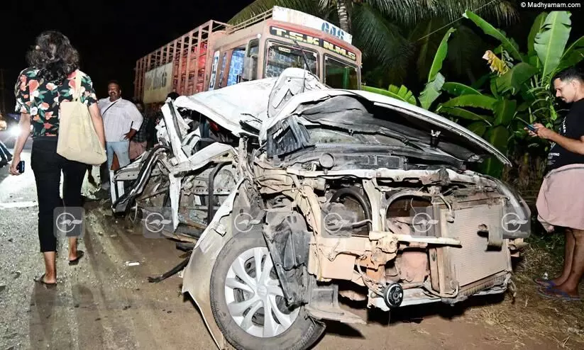 കണ്ണൂർ വാഹനാപകടം മകനെ ഹോസ്റ്റലിൽ ചേർത്ത് മടങ്ങുന്നതിനിടെ; അഞ്ചുപേരുടെ മൃതദേഹവും പരിയാരം മെഡിക്കൽ കോളജിലേക്ക് മാറ്റി കണ്ണൂർ വാഹനാപകടം മകനെ ഹോസ്റ്റലിൽ ചേർത്ത് മടങ്ങുന്നതിനിടെ; അഞ്ചുപേരുടെ മൃതദേഹവും പരിയാരം മെഡിക്കൽ കോളജിലേക്ക് മാറ്റി